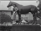 Die Statue von Seabiscuit im Santa Anita-Park, Foto aus dem Jahr 1942.