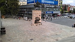 Статуя Скандербега на площади