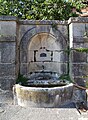 Une ancienne fontaine.