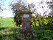 La stèle de la Boîte à Cailloux en 2017.