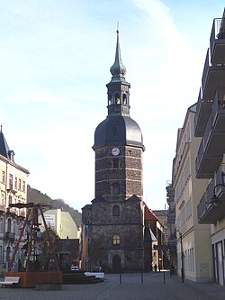 Pohled na věž z náměstí