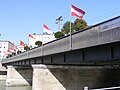 Brücke mit einer der häufig wechselnden Beflaggungen