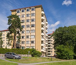 Steningen 2, punkthus i Årsta. Arkitekter Sven Hesselgren och Carl-Axel Acking 1946[53]