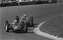 Photo en noir et blanc de deux monoplaces en piste