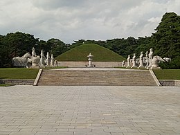 Могила короля Тонмёна.jpg