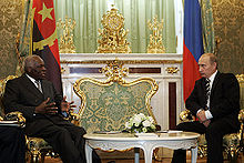 Photo couleur du Président angolais avec Vladimir Poutine