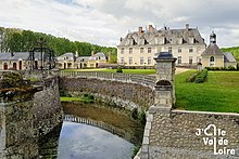 Vue du château de Champchevrier depuis l'entrée du parc