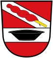Gemeinde Regnitzlosau Geteilt; oben in Rot ein silberner Schrägbalken, belegt mit einem roten Spinnrocken mit goldenem Stiel; unten geteilt von Silber und Rot, im silbernen Feld eine flache schwarze Tonschale.