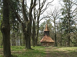 Kaple nad Zdislavinou studánkou na konci aleje, vedoucí od Bredovského zámečku