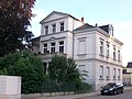 Villa mit Garten, Einfriedung und Stützmauer