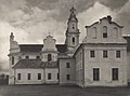 Fasada boczna kościoła i fragment budynku klasztoru w latach 30-tych XX w. Zdjęcie aut. Jana Bułhaka