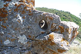 Камінь з отвором на виході стежки Ак-Чокрак-Богаз на Бабуган-Яйлу