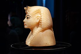 Tête inspirée du visage de Toutânkhamon au moment de son décès. Albâtre peint. Vase canope. 1327 AEC