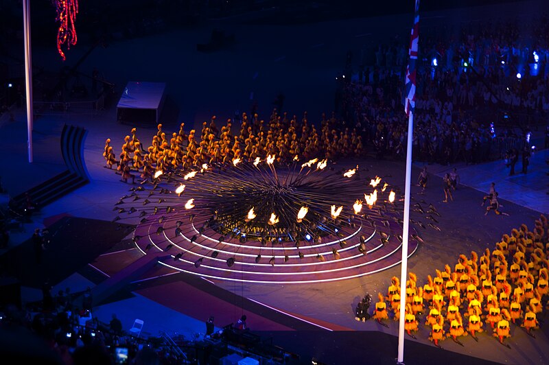Lêer:2012 Olympic flame fading.jpg