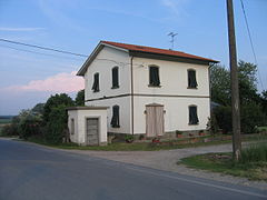 Colle di Compito, un casello poco a nord rispetto al confine fra le Province di Lucca e Pisa (13+391)