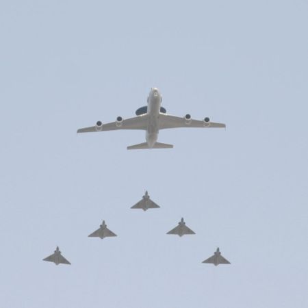 Un E-3F suivie de cinq Mirage 2000 lors du défilé militaire du 14 juillet 2006