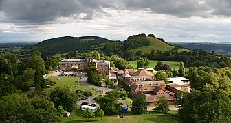 Photo aérienne d'un ensemble de bâtiments au cœur d'un paysage verdoyant.