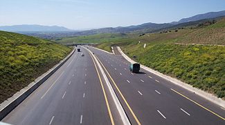 Autoroute algérienne Est-Ouest relient la Tunisie au Maroc sur 1216 km