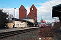 Bahnhof Neustadt mit HaGe Gebäude und Stadtkirche im Hintergrund. Gesehen vom Güterbahnhof aus