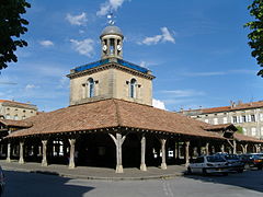 Le halle centrale et son beffroi.