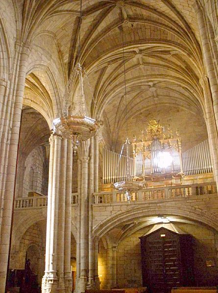 File:Caceres - Catedral, interiores 04.jpg