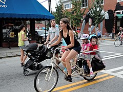 Syklist og barn på en langhalesykkel i Atlanta.
