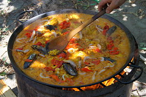 English: paella cooking in Spain, by José-Manu...