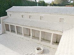 Maquette (à toucher) de la domus du Clos Mulon à Corseul (22), placée devant le site et accompagnée d'un panneau explicatif écrit en français et en braille.