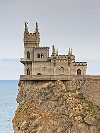 Le château du Nid d'hirondelle (Crimée), au bord de la mer Noire. (définition réelle 3 290 × 4 386)