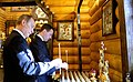 同日、大統領公邸内の聖堂で、パニヒダ台に献灯するメドベージェフ大統領とプーチン首相