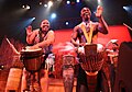 Tiny Modise og Patrick Popee speler djembe i Drumstruck