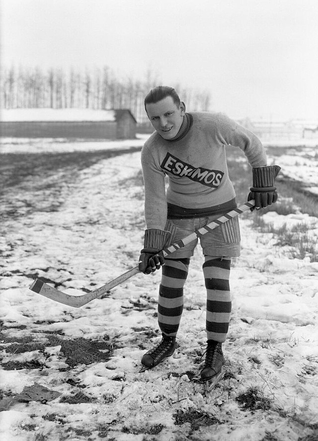 photo d'un joueur de hockey sur glace en noir et blanc
