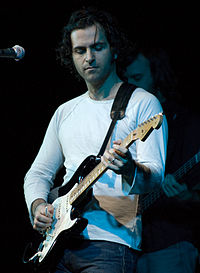 Дуизил Заппа играет на гитаре