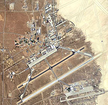 Спутниковый снимок основного объекта: вспомогательная база ВВС Эдвардс Юг в правом нижнем углу изображения и озеро Роджерс-Драй в правом верхнем углу.