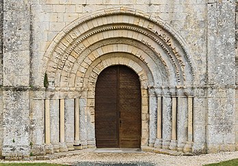 Portail roman de l'église Saint-Sulpice de Marignac (Poitou-Charentes). (définition réelle 4 383 × 3 056)