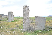 Фотография трех колонн разного размера на Истахре.