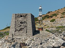 Il faro e l'antica torre di avvistamento.