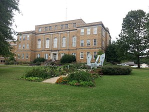 Faulkner County Courthouse (2012). Das 1936 fertiggestellte Gerichtsgebäude (Courthouse) des County ist seit November 1995 im National Register of Historic Places eingetragen.[1]