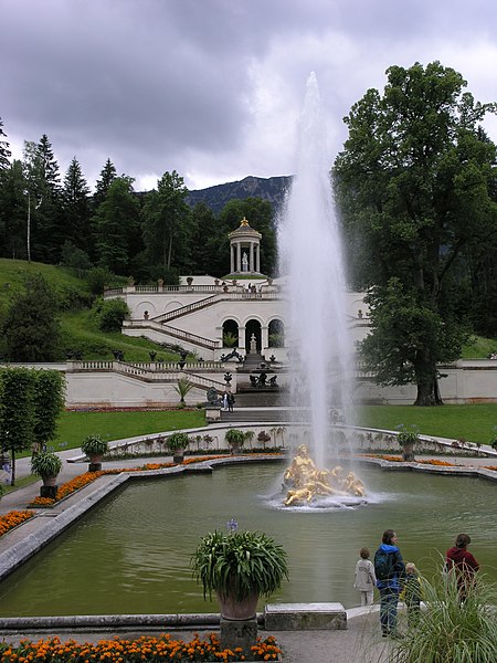 File:Fountains in germany 3.jpg