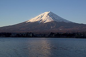 O Monte Fuji e o Lago Kawaguchi ao nascer do Sol.