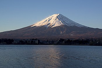 Планина Фуџи ујутро, посматрана са језера Кавагучи