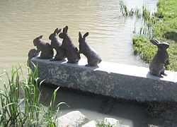 Rabbit crossing (Travessia dos coelhos) Eva Fornåå, 2005 Canal de Gota, Söderköping[3]