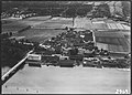 Flyfoto fra Rødskogen eller Gulskogen i Drammen Kommune i årene 1936–39. På bildet sees den gamle Landfalløybrua og Rødskog Guldlistefabrik er det første bygget etter brua. I det følgende krysset møtes gatene: Nedre Eikervei fra venstre, Øvre Eikervei til høyre og Baker Thoens alle rett frem.