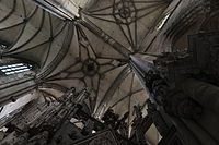 53. Platz: Hoger mit Blick in das Vierungsgewölbe des Halberstädter Domes, im Vordergrund Teile des Lettners