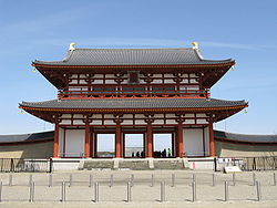 Rekonstruovaná brána Suzakumon paláce Heidžó ve městě Nara