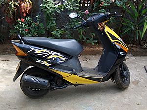 Honda Dio automatic scooter (102cc) photograph...