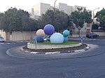 כדורים - מזרקה - 2015, פסל: אריה אלמוג, כיכר הכדורים היה כיכר הראשון בעיר ששילב מזרקה בעיצוב שלו.