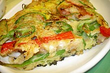 Haemul pajeon' là một loại bánh pajeon trong ẩm thực Hàn Quốc được làm từ bột mì, hành lá và hải sản