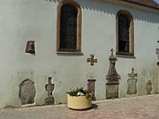 Pierres tombales incrustées sur les murs extérieurs de la chapelle du cimetière.