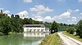 Der Zulauf an der Südseite; rechts der Damm zwischen Kanal und Isar